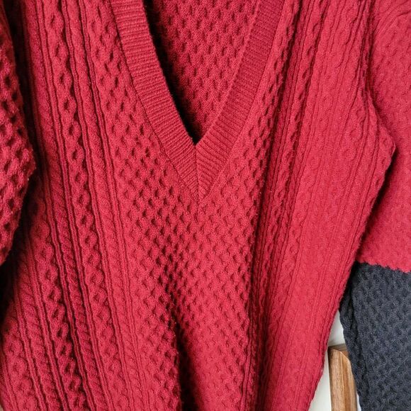 EUC LYSSE NEW YORK RED AND BLACK DEEP V SOFT KNIT SWEATER SIZE M - Picture 9 of 16